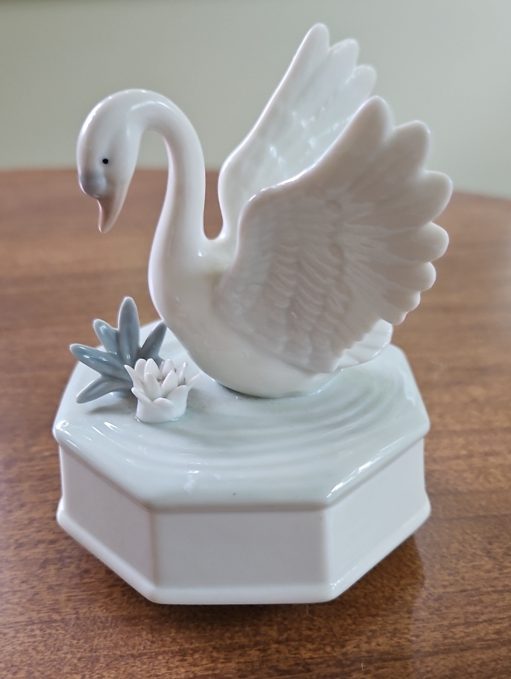 VTG Otagiri White Swan and Lotus Music Box